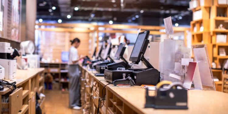 Kasy fiskalne dla firm z obsługą detaliczną klientów – na co zwrócić uwagę przy wyborze urządzenia?
